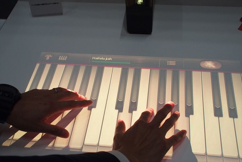 壁やテーブルがタッチスクリーンに!? これは「Xperia Touch」という名の新型スマートデバイスの誕生である