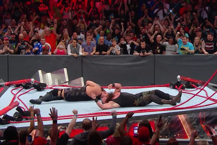 さすがにやりすぎ? アメリカのプロレス『WWE』でリングがぶっ壊れる