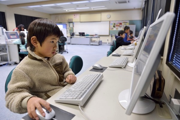 学校現場に押し寄せるICTの波――学習指導要領にみるここ30年の情報教育の流れ