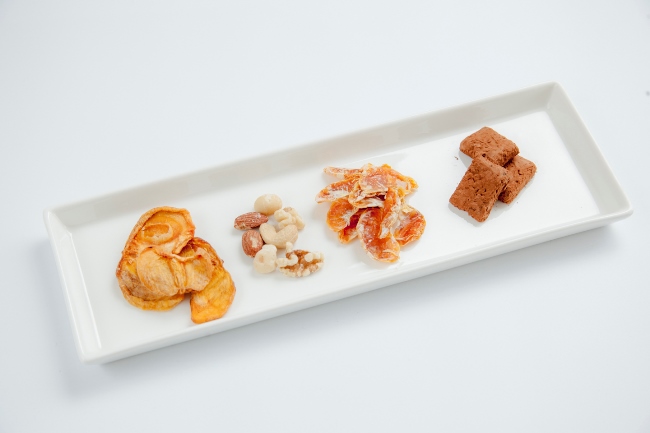 左から、干し柿、素焼きミックスナッツ、佐藤さん家のドライみかん、ギルトフリーショコラ。なかでもギルトフリーショコラは有機ドライフルーツのみを使った、“まるでチョコレートのような”ギルトフリースイーツで、昨年度の人気ランキング1位の商品
