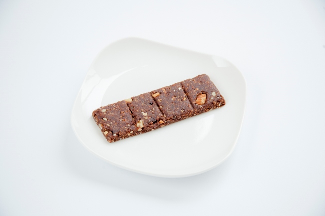 スナックミーのオリジナルのフルーツバー第1弾「snaq.bar cocoa」。有機ドライフルーツやナッツ、チアシードなどがふんだんに入っている