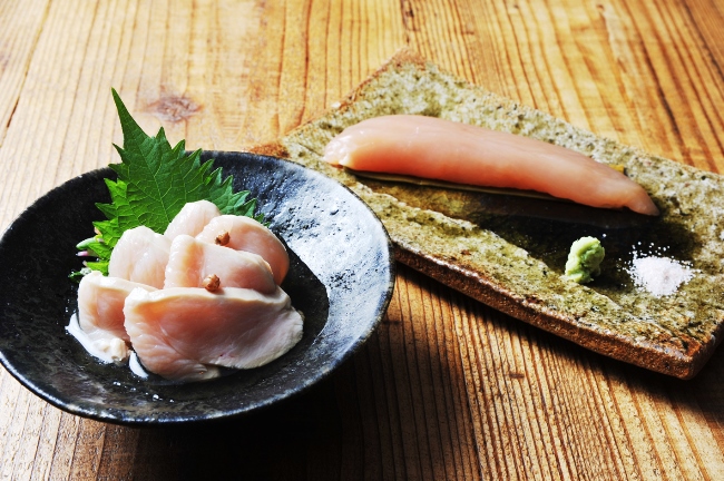 Umebachee!の定番は朝締め鶏を使った料理。手前が「鶏の山椒煮(800円/皿:大前悟)」、奥が「鶏ささみの昆布〆(800円/皿:濱崎快素)」。もちろん日本酒との相性抜群だ。