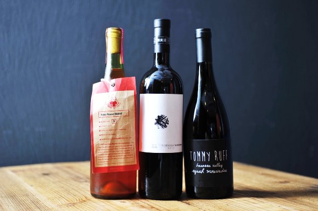 国産の自然派ワインと海外のナチュールワインの飲み比べも楽しい。ラインナップは入荷ごとに入れ替わり、ボトル3800円~。左から宮城の仙台秋保醸造所の「グレープリパブリック」、イタリアのヴォドピーヴェッツの「ヴィトヴスカ」、オーストラリアのショブルックワインズの「トミー ラフ」