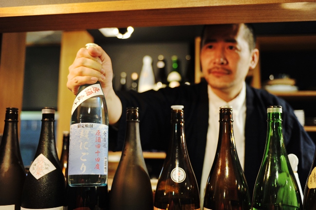 豊永酒造に別注した限定焼酎「麦汁原酒」。アルコール度数44度の原酒を冷凍庫でキンキンに冷やし、ストレートかカクテル(コース料理予約の方のみ)で提供している