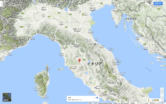 トスカーナ地方の内陸部に位置する、イタリアワインの中心地であるモンタルチーノ村。ここで生まれるブルネッロ・ディ・モンタルチーノは、ピエモンテ地方のバローロ、バルバレスコと並ぶ、イタリア三大赤ワインのひとつで、サンジョヴェーゼの変異種・ブルネッロを使用した力強い味わいが特徴です。