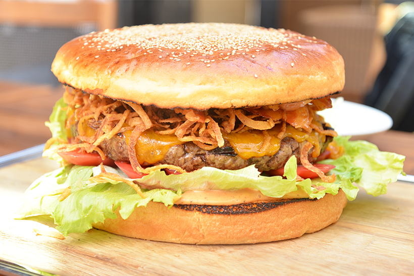 ↑ジャイアント オーク ドア バーガー/8800円(税・サービス料別)