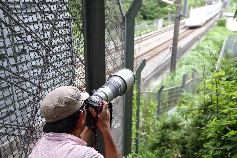 ↑カメラマンが写真を撮る際には、車両はどこならば絵になりカッコ良く撮れるのか、多くの情報に接しつつ理想の撮影場所を探す。立ち位置が少し違うだけでも写真の印象がガラッと変わってしまうため、撮影場所に到着しても、すぐにポイントを決めてカメラを構えるカメラマンは少ない