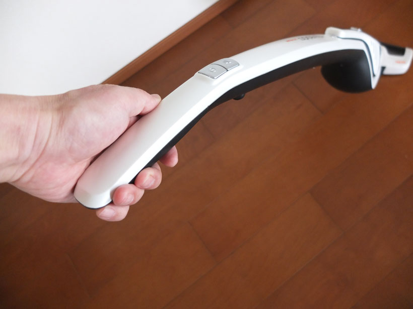 ↑棒状グリップを採用し、前後の動きは軽快。グリップを捻ると、ヘッドを左右に動かすことができます