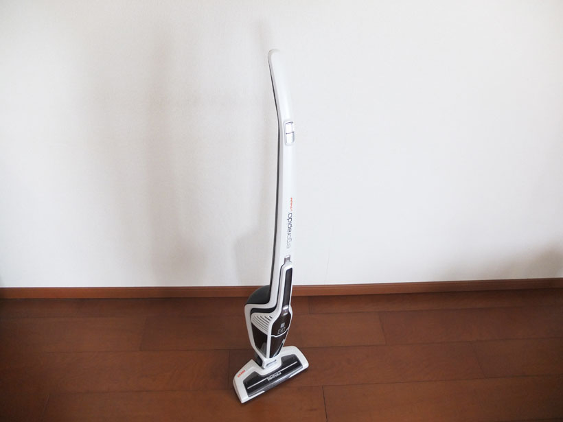 ↑本体を前側に倒すと、ヘッドと本体のジョイント部がロックされ、掃除機を自立させることができます。床の上のモノを片付けながら掃除する人には最適です