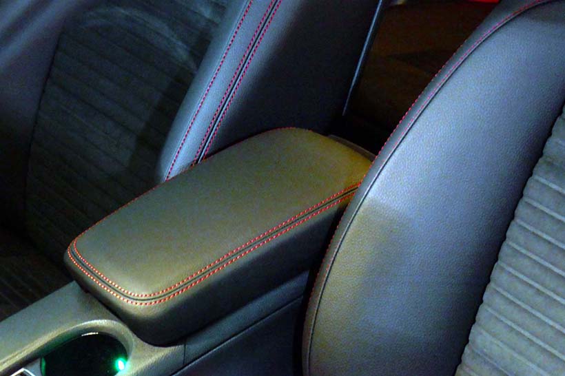 ↑ブラックナイトの内装では、シートステッチやシートベルトに赤色を設定して室内空間にレッドアクセントを際立たせた