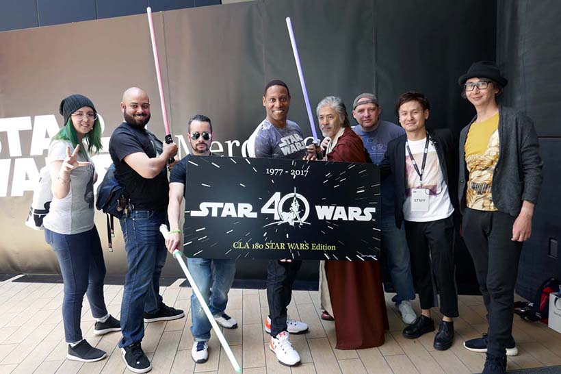 ↑会場にはタレントのダンテ・カーヴァーさん(中央)をはじめ、大勢のスターウォーズファンが来場