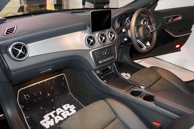↑カルサルホワイトの内装。フロアマットは宇宙のイメージと「STAR WARS」ロゴを組み合わせた