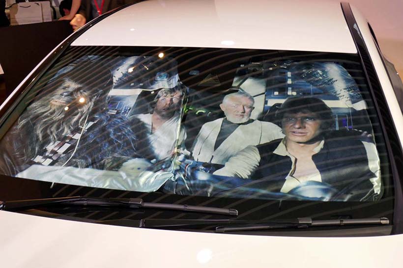 ↑特別仕様車にはスターウォーズに登場したお馴染みの顔ぶれが映るサンシェードを付属