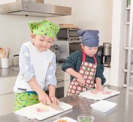 ↑お肉はすべりやすいので、切りにくそうな悠人くん