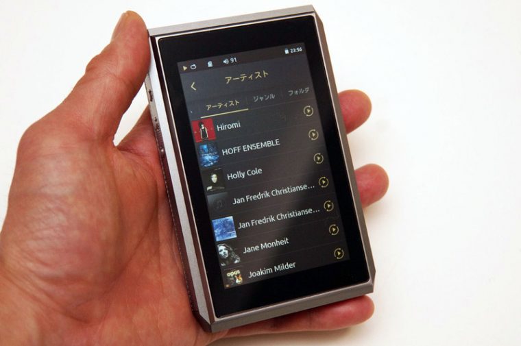 ↑内蔵ストレージ、SDカードに保存した楽曲がアルバムやアーティストに区分けされた状態で並べられる。タッチ操作のレスポンスも快適