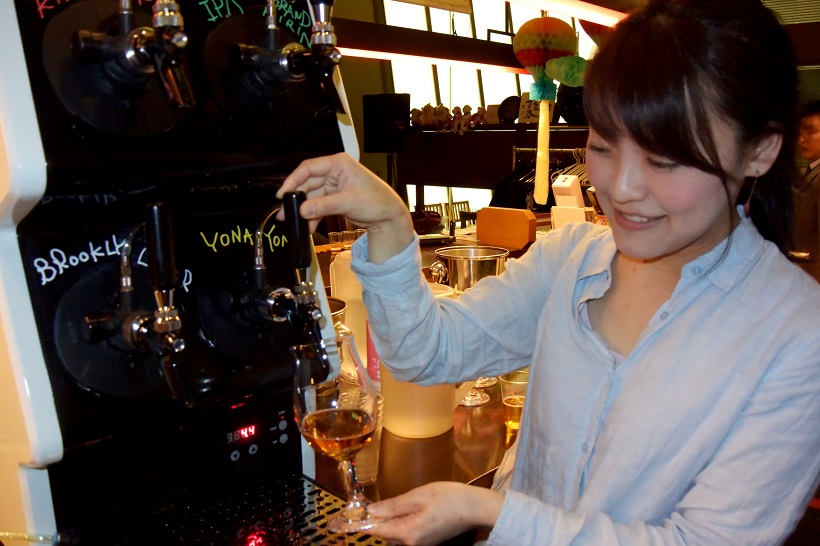 ↑1台で4種類のクラフトビールの取り扱いが可能で、お店が仕入れていればブルックリン ラガーを飲むことができます。その他のラインナップはよなよなエールや、一部でしか飲めなかったスプリングバレーブルワリーの銘柄など