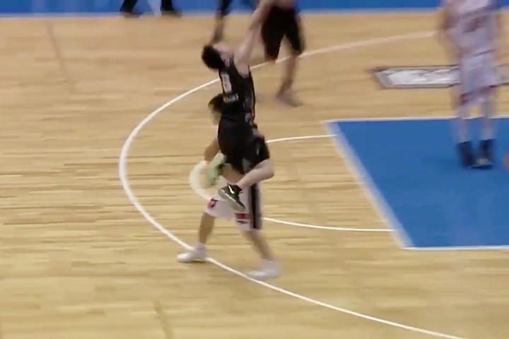 アイドルもやられた! Bリーグで決まった「執念の3ポイント」が驚異的