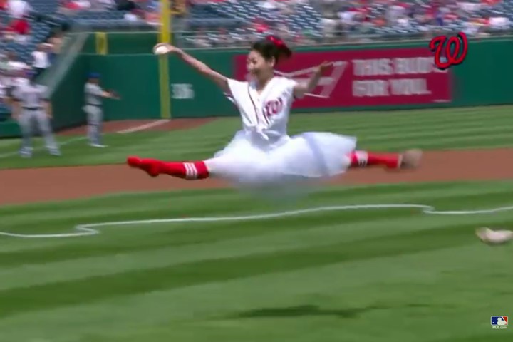 まさに衝撃! MLBで日本人バレリーナが驚きの始球式を行って話題に