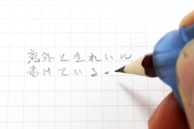 ↑慣れていない持ち方なので、しばらくは指の筋肉が痙(ひきつ)りそうになる