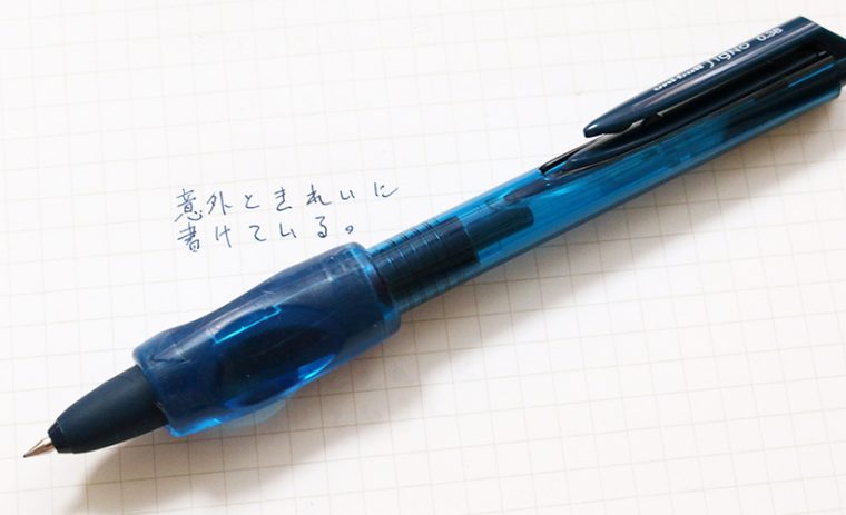 ↑マシな字が書けると愛用している「シグノRT-1 0.38mm」とプニュグリップのコンビ。最近はこの組み合わせをヘビーに使っている