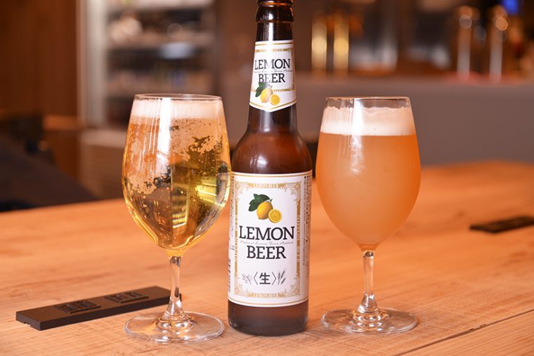↑ビールも充実。レモンビール(左/756円)、ヒューガルデンホワイト(右/594円)