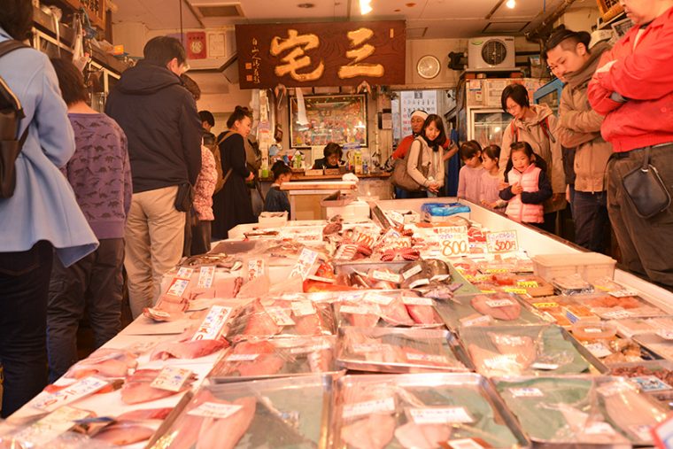 ↑「三宅水産」。70年の歴史を誇る老舗の鮮魚店です