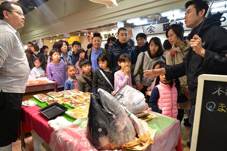 ↑2016年11月19日にオープンした新施設「築地魚河岸」の中へ。ここはマグロを得意とする「恵み水産」