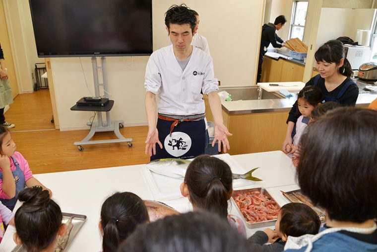 ↑最初にそれぞれの特徴を説明。そのあと、直接触れさせながら魚のウロコやエラなどを見せていきます