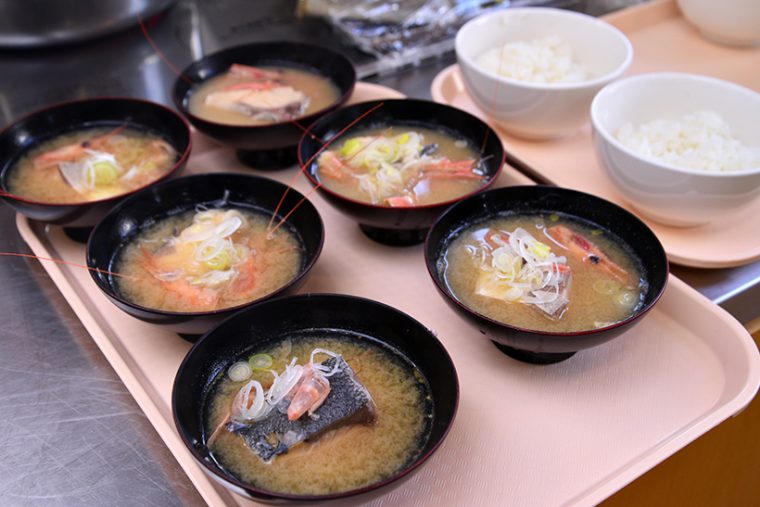 ↑ワラサと甘海老の頭を具にしたあら汁。魚河岸で作って食べるとちょっとした漁師気分に