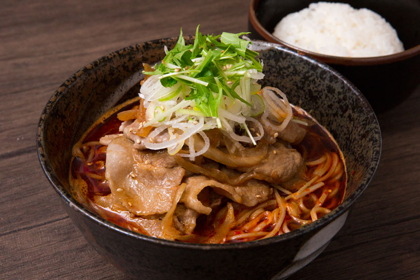 【そば名店】豚肉たっぷり「旨辛肉そば」をご飯にバウンドさせる幸せ! 夜の日本酒も楽しみな高田馬場「そば居酒屋太閤」