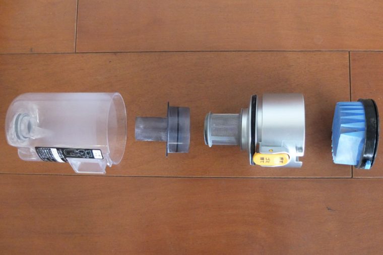 ↑写真左からダストカップ、筒型フィルター下・筒型フィルター上(フィルターカバー)、プリーツフィルター。プリーツフィルターの掃除は付属のクリーニングブラシで行いますが、溝の部分に微細なホコリが溜まり、掃除が大変です。水で洗い流すのも手ですが、その場合は洗浄後に十分乾燥させる必要があります