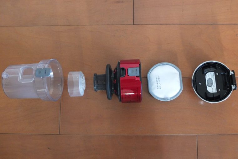 ↑写真左からダストカップ、分離ネット、ダストカップカバー、排気清浄フィルター、上部カバー。サイクロン部も排気清浄フィルターも水洗い可能なのはうれしいです。また、ダストカップカバーに分解の仕方がプリントしてあります。一方ヘッドブラシはベルト駆動で、ベルトの取り外しと装着には苦労しました