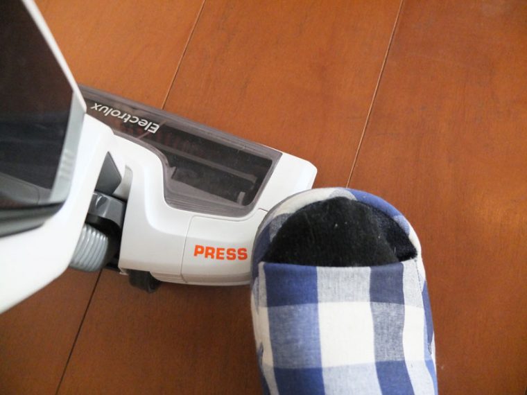 ↑ヘッド右側にある「PRESS」と表示されたスイッチを足で5秒間踏むと、ブラシ内部のカッターで絡まったゴミを切ってから吸引します