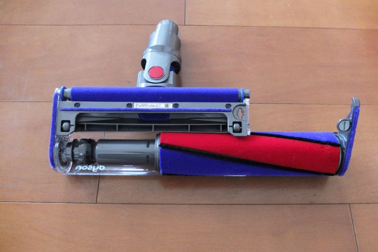 ↑ローラーヘッドを外す際は、ヘッドの端(写真右側)のロックをコインやマイナスドライバーなどで回して解除させてから、ヘッドを抜き出します。筒型ヘッドの内部に駆動用モーターを内蔵し、ベルト駆動でないためヘッドの取り外しがスムーズ