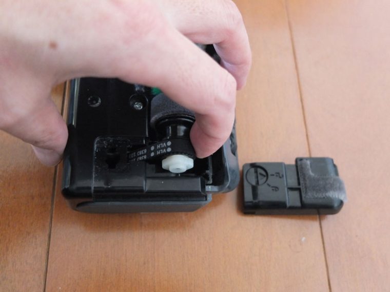↑ブラシ手前のカバーを外し、前面のシャッターを下げながら、ブラシの軸に巻きついているベルトを外します。この作業が、慣れないとなかなか大変。ヘッドの軸が四角なので、きちんとハマっているかよく確認しましょう