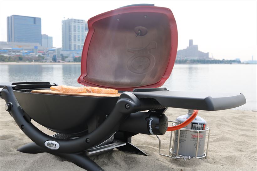 日本BBQ界に黒船来航!? 世界No.1メーカーの「フタをして焼く」少煙グリルが革命を起こす！　