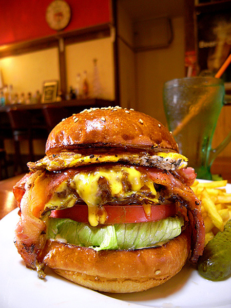 ↑プレーンバンズで作った「ベーコンエッグチーズバーガー」(1400円)。チーズソースが「ちゅるっ」とマイルド。厚切りのオニオンはグリルされてホカホカ・アツアツ!