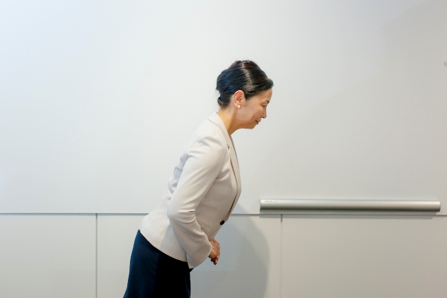 廊下ですれ違う時などのお辞儀。上半身を15度程度傾ける