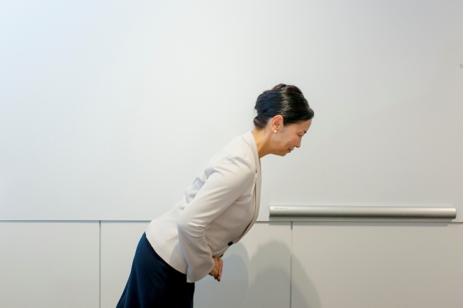 一般的な挨拶の時のお辞儀。上半身を30度程度傾ける