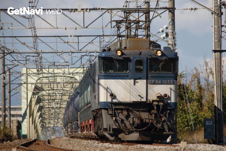 ↑直線区間で列車のほぼ正面から撮った構図。右と左に余白ができてしまっている(高崎線・新町〜神保原間)