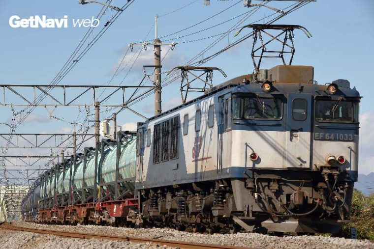 ↑上の写真よりも手前に来た列車を、画角を広げ撮った写真。右の余白が消えバランスが取れた構図にすることができた