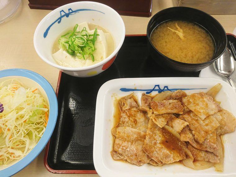 ↑豚バラ生姜焼き定食ライス湯豆腐変更です。当然ですがご飯は見当たりません