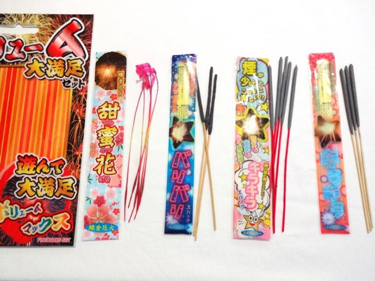 ↑ダイソーで買った「ボリューム大満足セット」の中身はこんな感じ。100円でも結構遊べます!