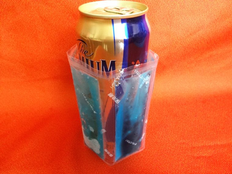 ↑凍らせておいた保冷剤をビールに巻き付けてさらに冷やす。タオルで覆って持って行けば、冷えたまま外で飲めます!
