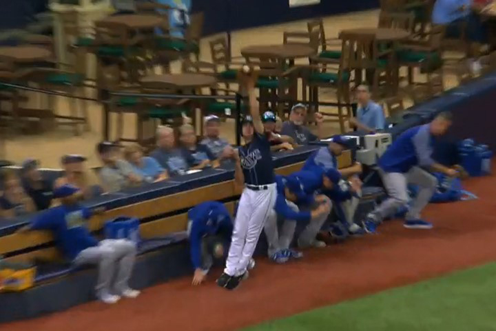 これは見事! MLBでボールボーイがゴールドグラブ級のスーパーキャッチ