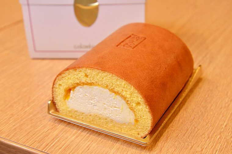 ↑洋菓子店「コロンバン」から発売されている限定商品「碑文谷ロール」1296円。爽やかなみかんが香るなめらかなクリームが絶品です