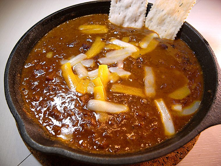 ↑「自家製チリビーンズ」(599円)はビーンズとは名ばかりで、正体はほぼ「煮込み肉」。長時間煮込んだUSビーフの肉片がゴロゴロ!