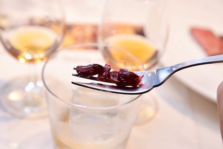 ↑ドライクランベリー。しっかりした酸味と熟成感のあるほのかな甘味が、「ウッドフォードリザーブ」のフルーティな香味と見事に調和