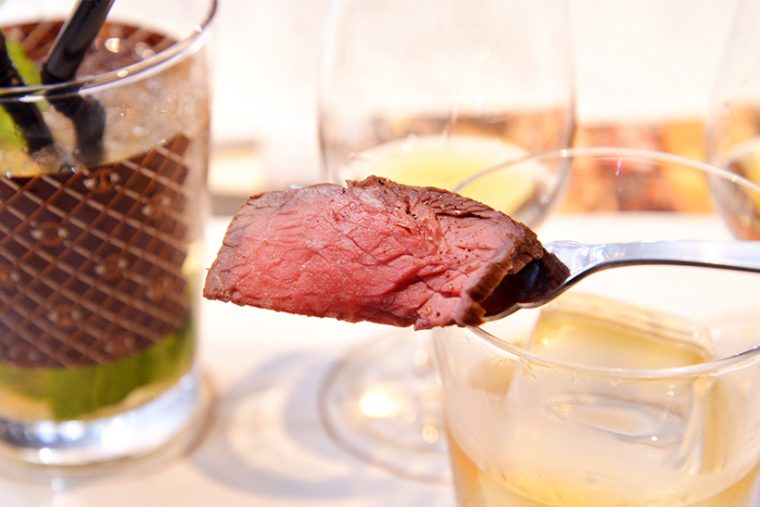 ↑赤身肉。塩とコショウでシンプルに味付けされており、「ウッドフォードリザーブ」のちょうどいいボディ感が絶妙にマッチします 