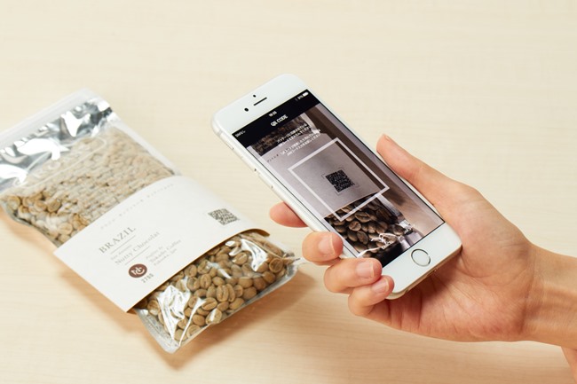 豆が届いたら、パックに表示されたQRコードを、スマホにインストールした専用アプリで読み取り、豆のプロファイルをダウンロードしておきます。ちなみに対応しているOSは、現時点でiOSのみ。